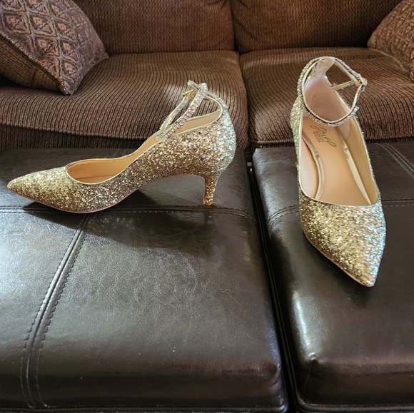 Women's black dress & Gold shoes - Picture 3 of 4